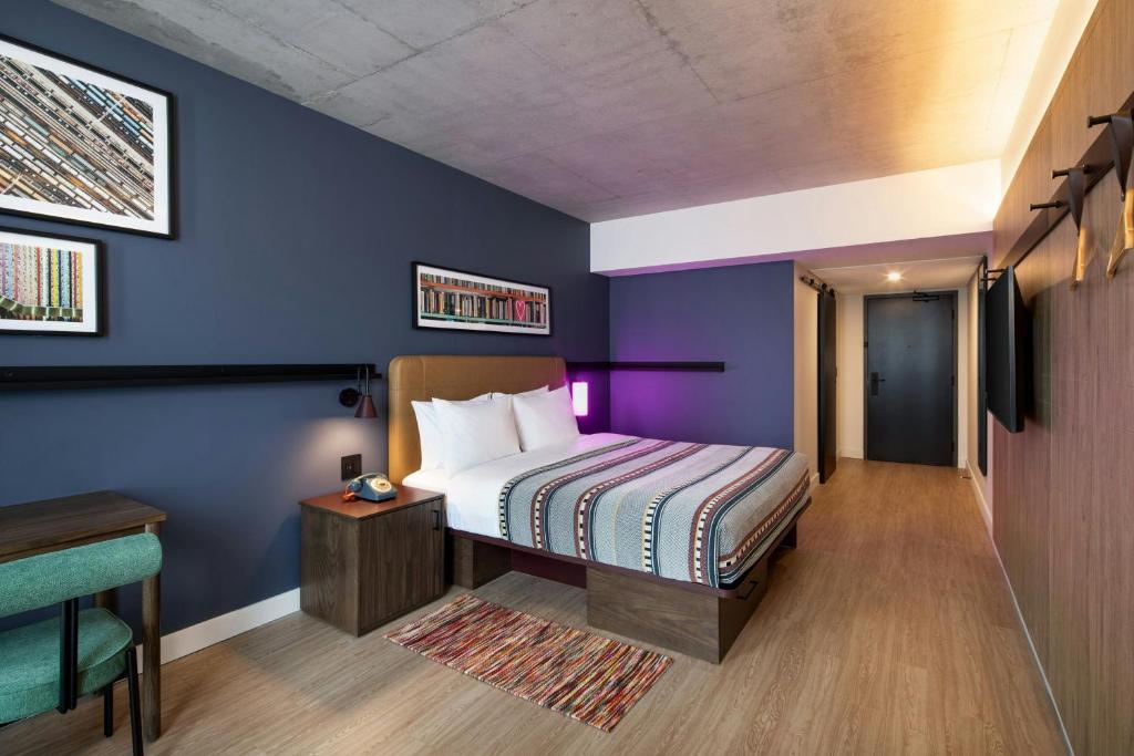 Postel nebo postele na pokoji v ubytování Moxy Montreal Downtown