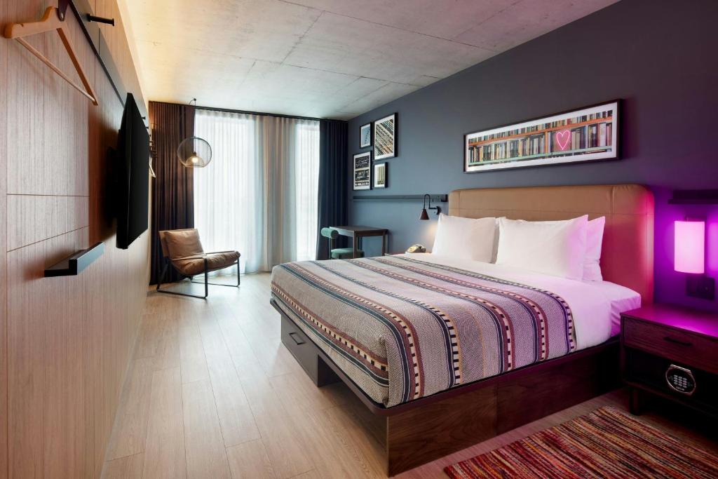 Postel nebo postele na pokoji v ubytování Moxy Montreal Downtown