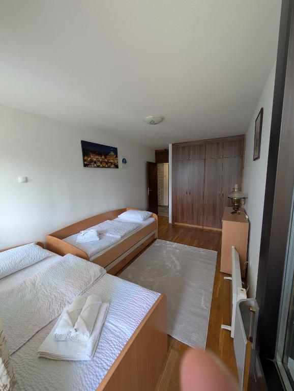 Postel nebo postele na pokoji v ubytování NiceOneLakeView