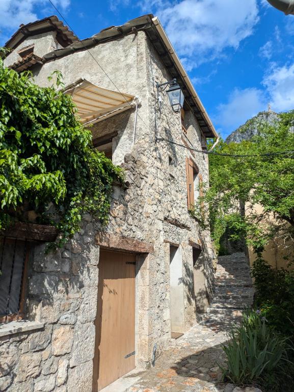 卡斯特拉讷Maison Martina的一座带木门的古老石屋