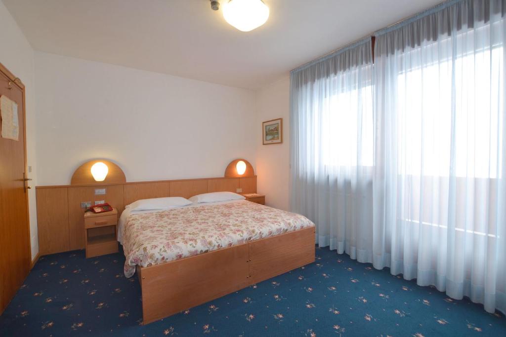 Postel nebo postele na pokoji v ubytování Hotel Coldai