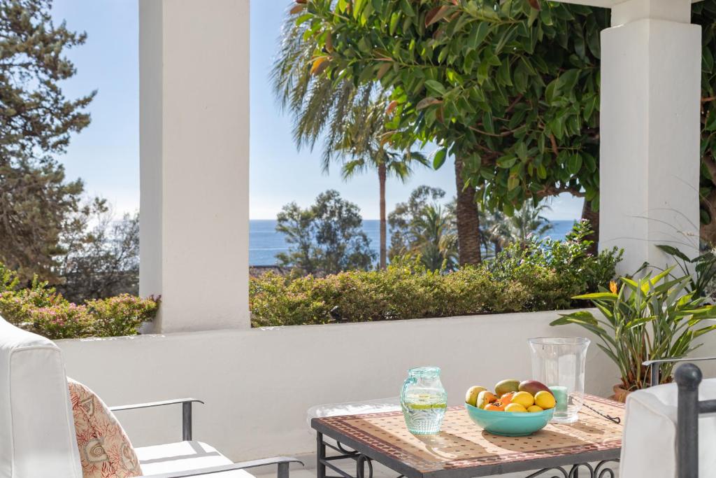 Sea Breeze House by Kura Homes