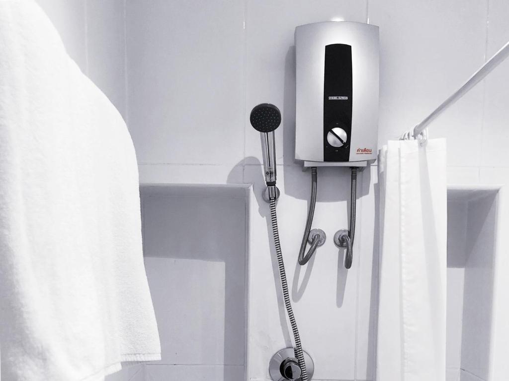 bagno con asciugacapelli e doccia. di Fortune Riverview Hotel Chiang Khong a Chiang Khong