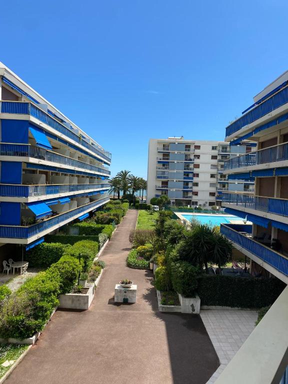 - une vue aride sur un complexe avec une piscine et des bâtiments dans l'établissement Grandlarge, à Cagnes-sur-Mer
