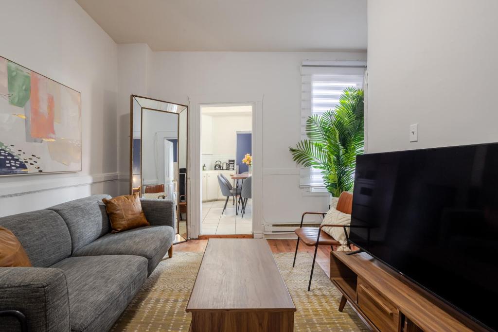 Μια τηλεόραση ή/και κέντρο ψυχαγωγίας στο Ideal 4BR Property in Downtown Montreal