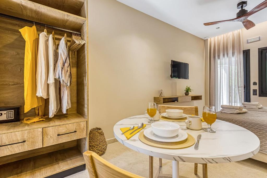 Telewizja i/lub zestaw kina domowego w obiekcie Almyra Apartments & Studios