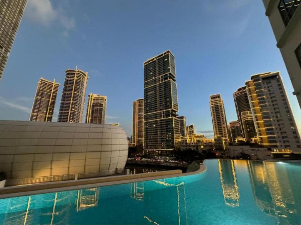 Bazén v ubytování Novotel Residence Hotel Manila by Jolly Luxe Suites at Acqua nebo v jeho okolí