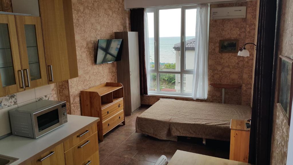 ソチにあるАпартаменты на Крымскойの小さなベッドルーム(ベッド1台、窓付)