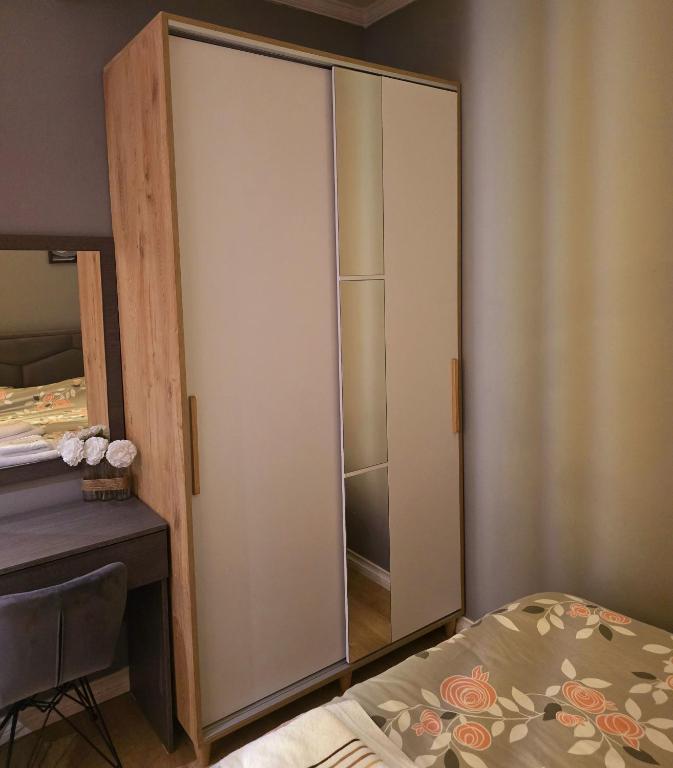 Voodi või voodid majutusasutuse Sunny Apartment - Blloku Tirana, near Lake toas
