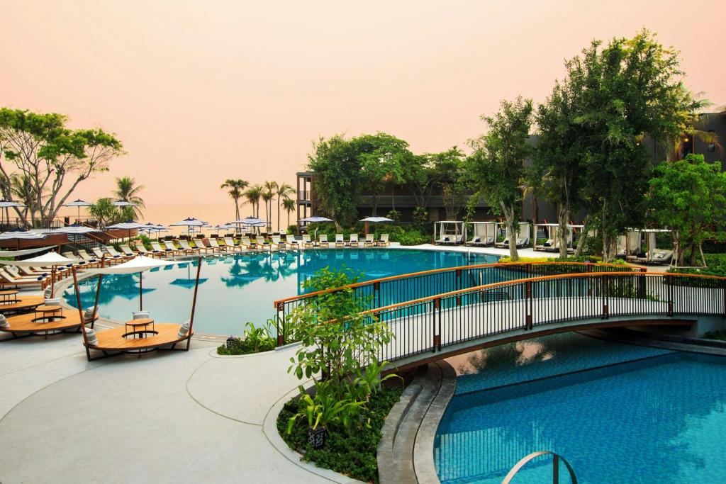 Bazén v ubytování Hua Hin Marriott Resort and Spa nebo v jeho okolí