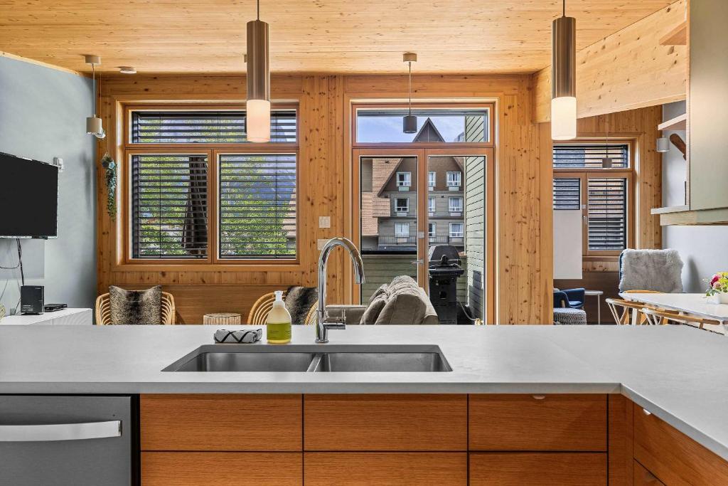 Nhà bếp/bếp nhỏ tại Alps #201- LEED Gold Certified