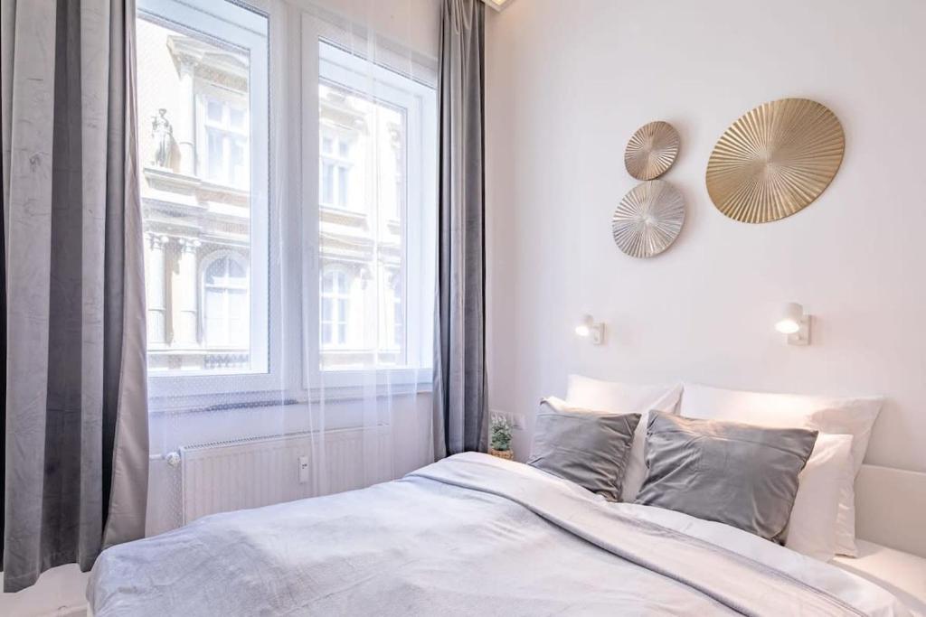 Postel nebo postele na pokoji v ubytování Super Central - NEW - Comfy Studio