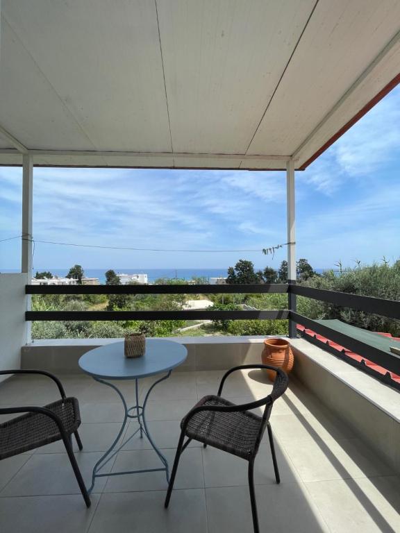 Balkón nebo terasa v ubytování Plastiras Sea View Apartments