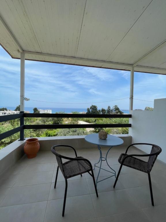 Balkón nebo terasa v ubytování Plastiras Sea View Apartments