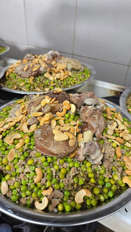 Makanan di atau di tempat lain dekat hostel