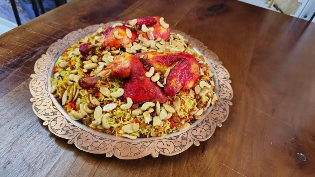Makanan di atau di tempat lain dekat hostel