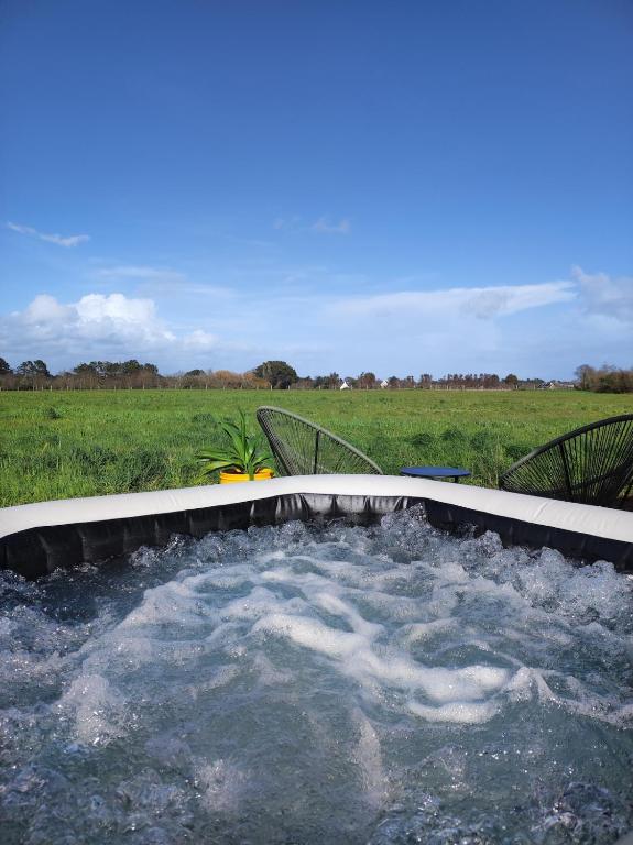 un bain à remous au milieu d'un champ dans l'établissement La Bulle Bigoudène, à Plobannalec-Lesconil