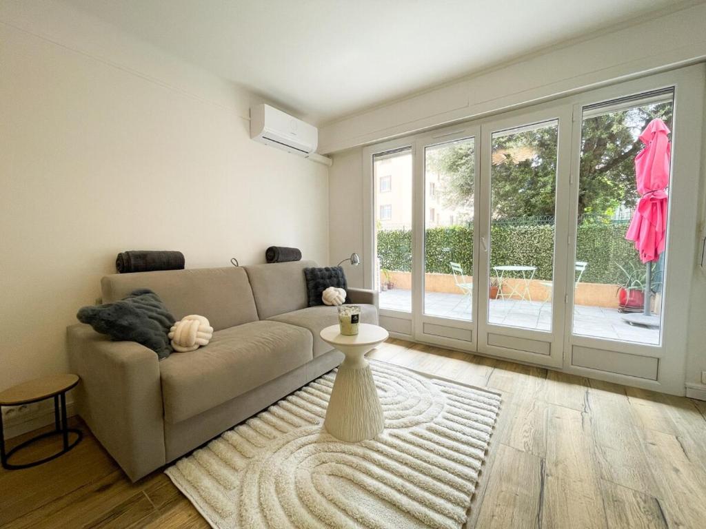 un salon avec un canapé et une table dans l'établissement Charmant studio proche mer, à Roquebrune-Cap-Martin