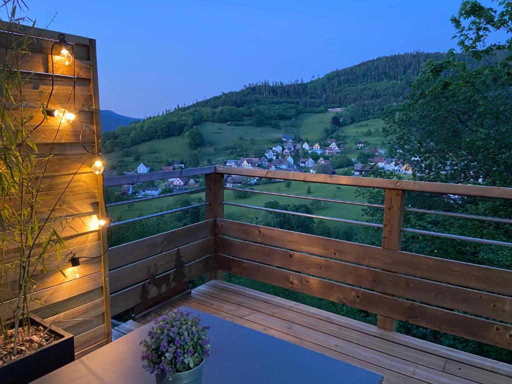 un balcon avec vue sur une montagne dans l'établissement Duplex Le Hêtre, à Breitenbach-Haut-Rhin