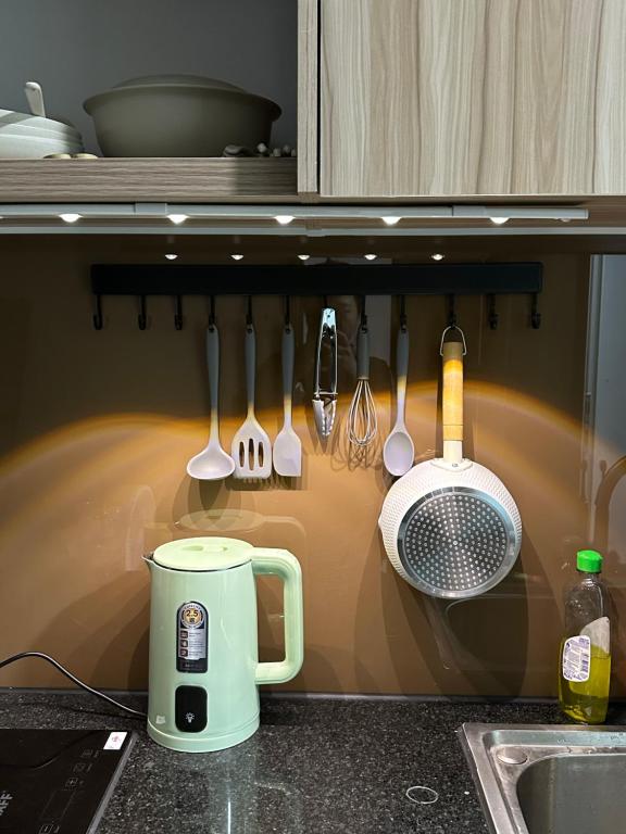 Kuchyň nebo kuchyňský kout v ubytování Chillfin Saigon