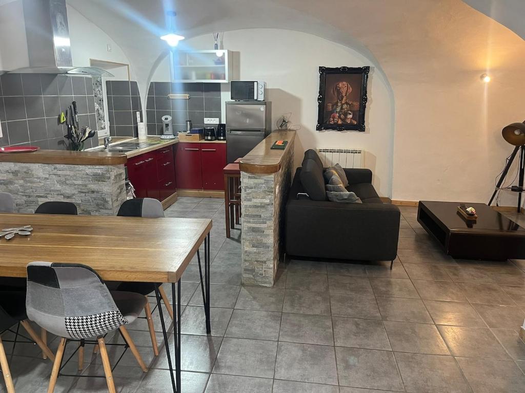 une cuisine et un salon avec un canapé et une table dans l'établissement Chez Claude, à La Celle-sous-Gouzon