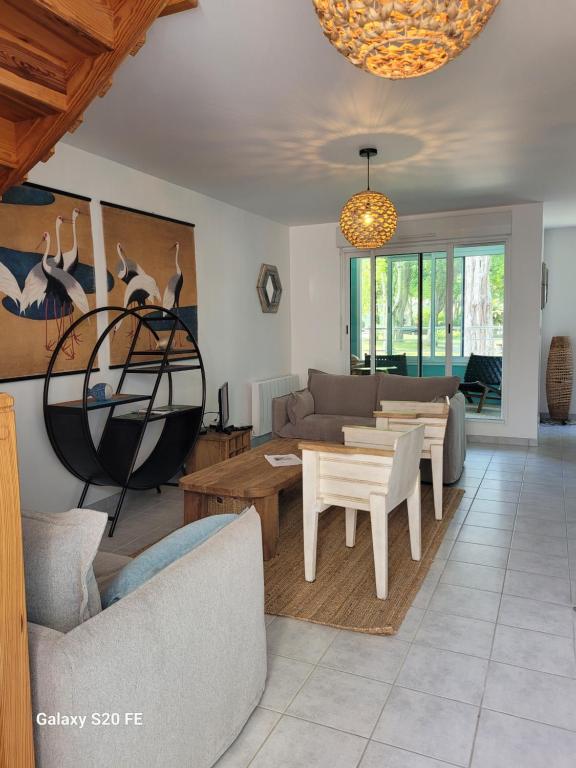 un salon avec un canapé et une table dans l'établissement Gîte du Parc, à Barneville-Carteret