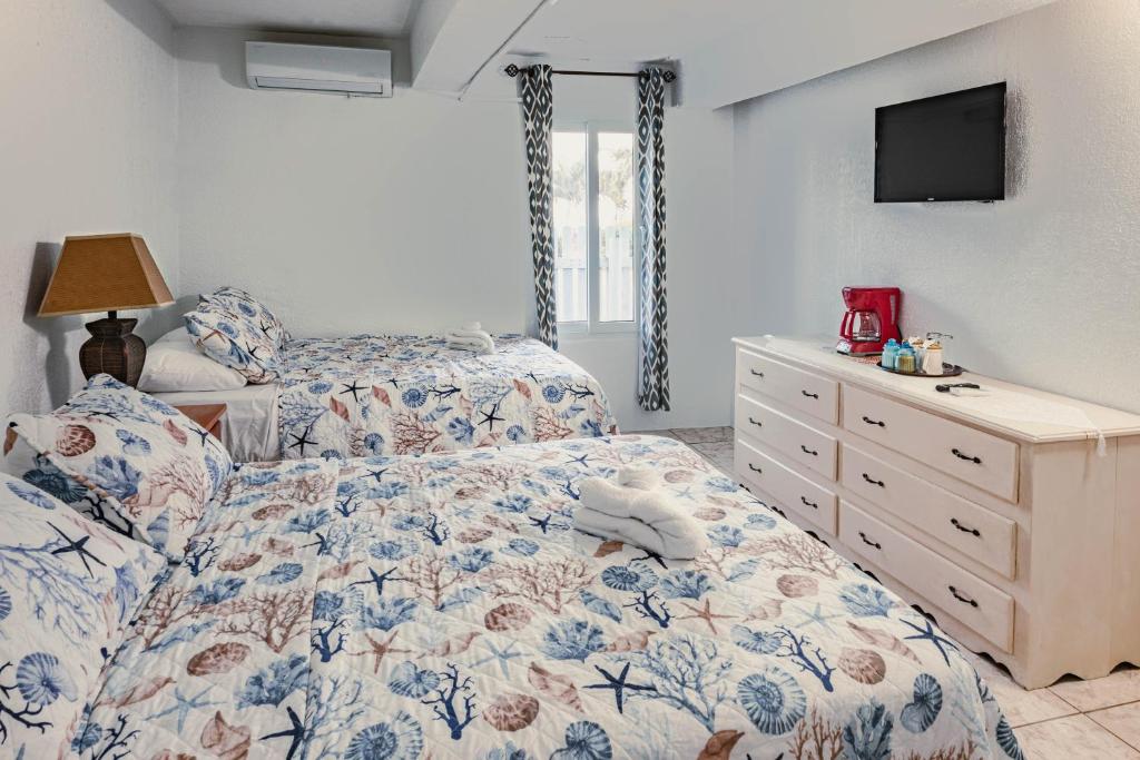 Postel nebo postele na pokoji v ubytování Bonefish Hotel