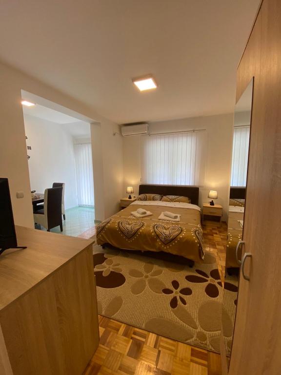 Postel nebo postele na pokoji v ubytování Apartmani Milojić