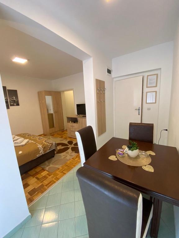 Postel nebo postele na pokoji v ubytování Apartmani Milojić