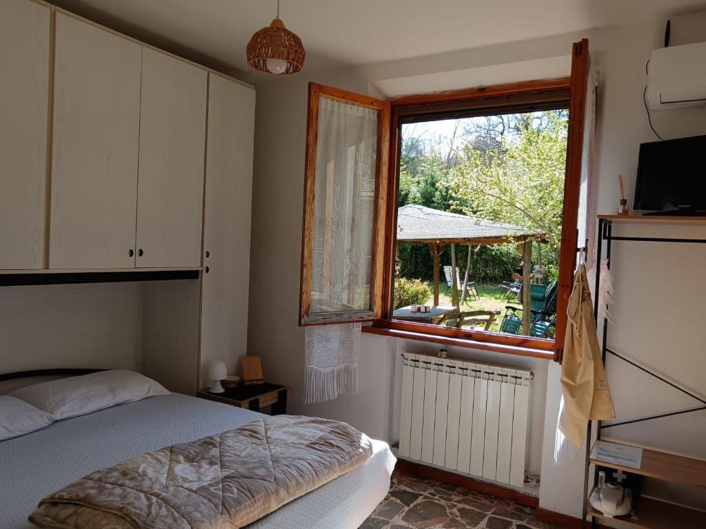 Postel nebo postele na pokoji v ubytování Camere nel bosco sulla Via Francigena