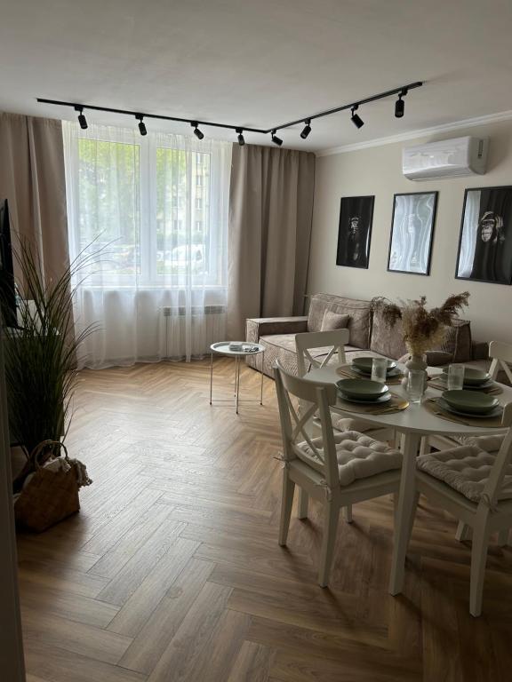 una sala de estar con una mesa y un sofá en Apartament Kosynierów, en Przemyśl