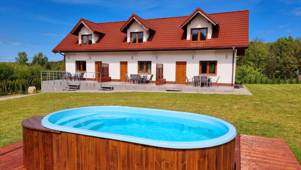 ein großer Whirlpool vor einem Haus in der Unterkunft Compass House in Wisełka