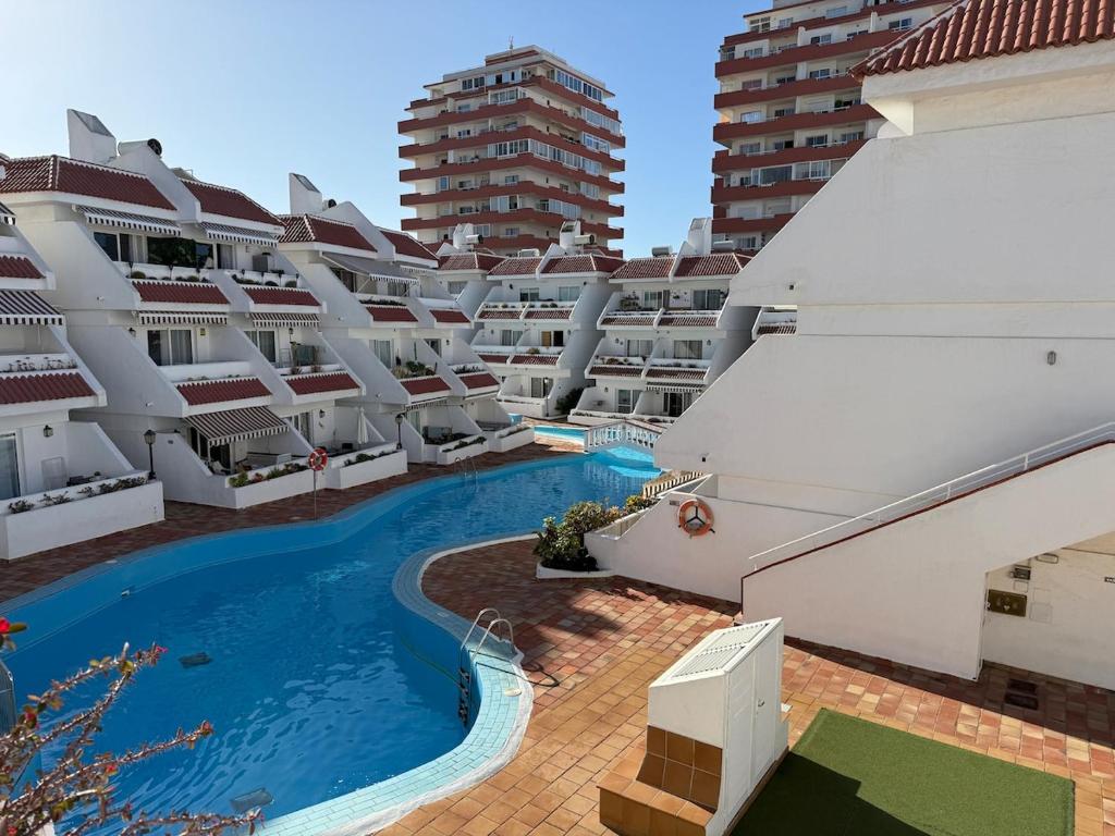 Centrally located M, bright and sunny apartment with terrace and pool views
