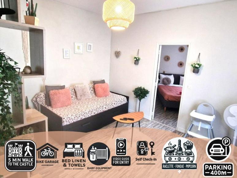 Charme de Blois à 2 min Château Local à vélos في بلوا: غرفة معيشة مع أريكة وطاولة