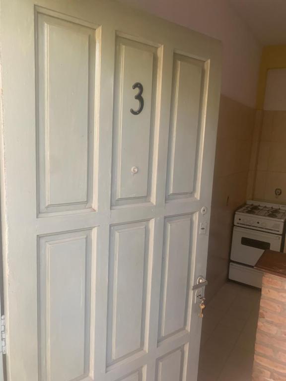 ArgentinaにあるApartLeonのキッチンにある数字の3が書かれたドア