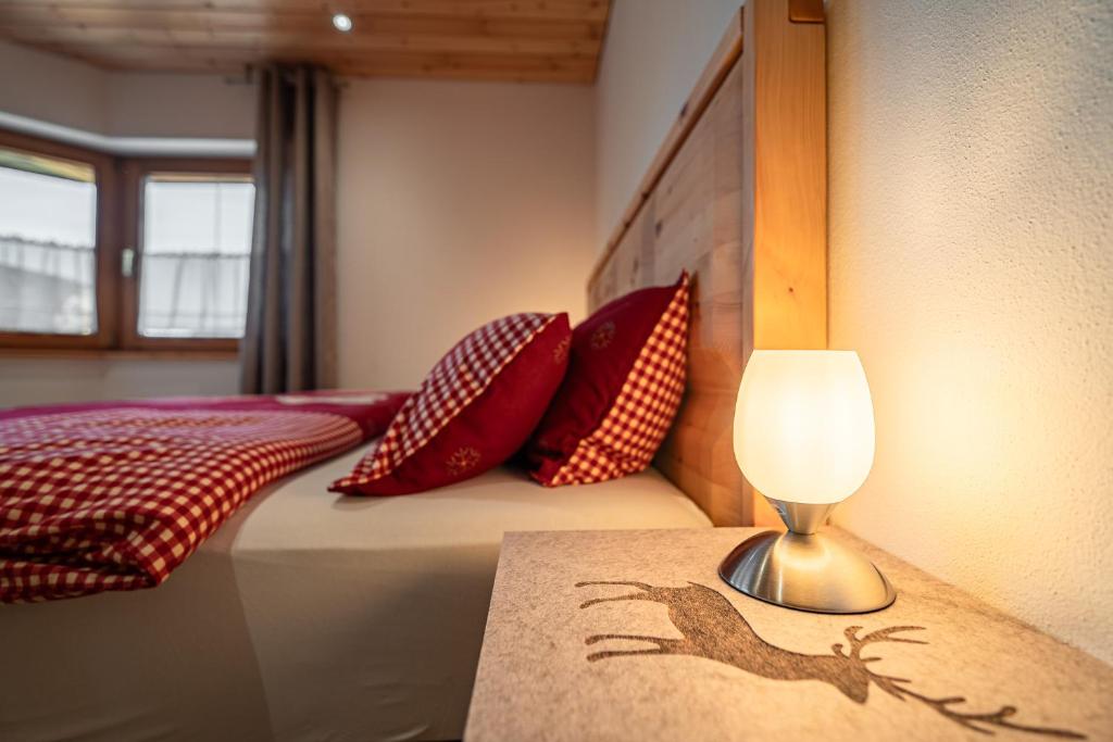Ein Bett oder Betten in einem Zimmer der Unterkunft Luxus Chalet im Allgäu - Zirbenholz Schlafzimmer - Terrasse mit Bergblick - Infrarotkabine