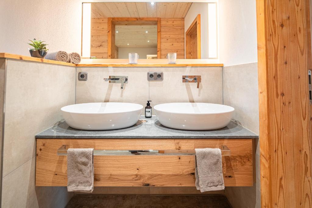 Ein Badezimmer in der Unterkunft Luxus Chalet im Allgäu - Zirbenholz Schlafzimmer - Terrasse mit Bergblick - Infrarotkabine