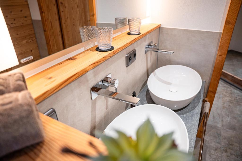 Ein Badezimmer in der Unterkunft Luxus Chalet im Allgäu - Zirbenholz Schlafzimmer - Terrasse mit Bergblick - Infrarotkabine