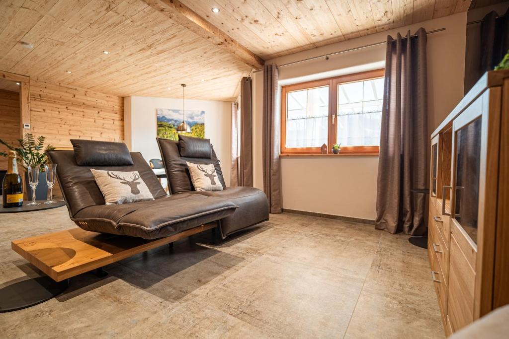 TV/Unterhaltungsangebot in der Unterkunft Luxus Chalet im Allgäu - Zirbenholz Schlafzimmer - Terrasse mit Bergblick - Infrarotkabine