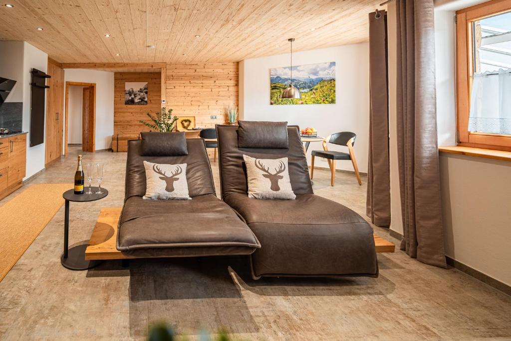 Ein Sitzbereich in der Unterkunft Luxus Chalet im Allgäu - Zirbenholz Schlafzimmer - Terrasse mit Bergblick - Infrarotkabine