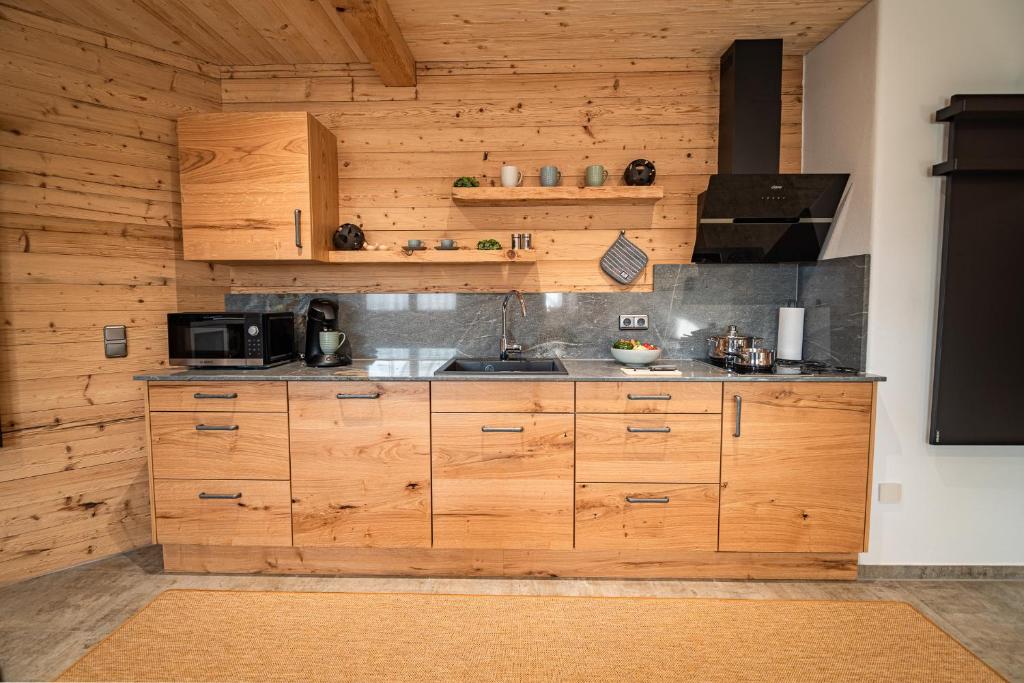 Küche/Küchenzeile in der Unterkunft Luxus Chalet im Allgäu - Zirbenholz Schlafzimmer - Terrasse mit Bergblick - Infrarotkabine
