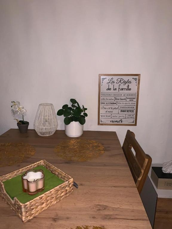 une table avec un panier dessus avec un panneau sur le mur dans l'établissement Calme et joie, à Montpellier
