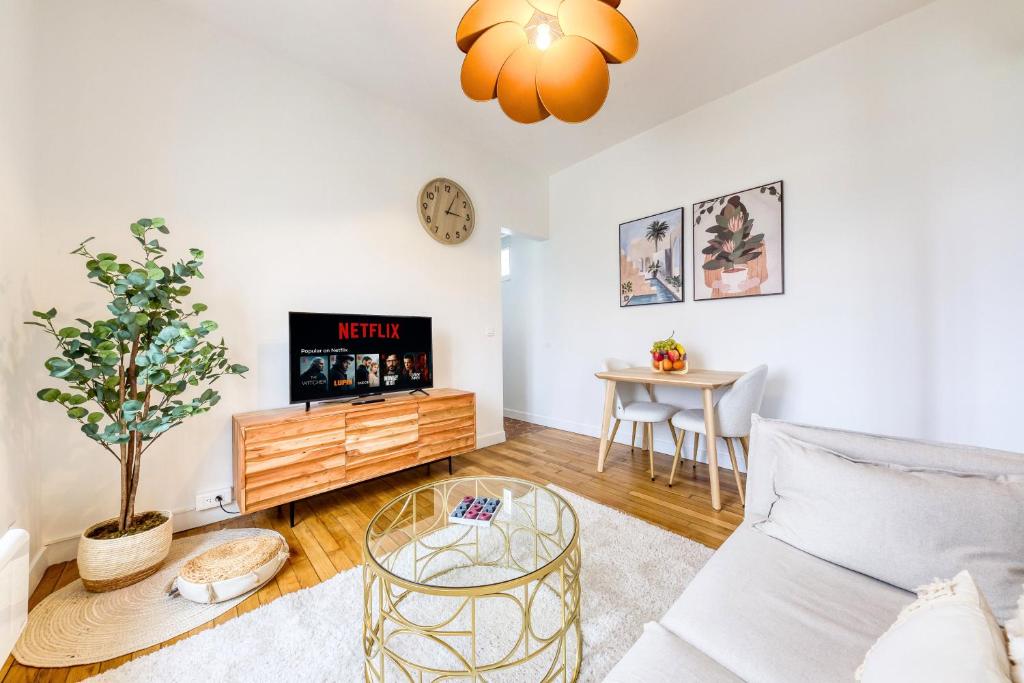 un salon avec un canapé et une table dans l'établissement L'Alma - Escapade d'Été à 15min de Paris & Versailles, à Garches