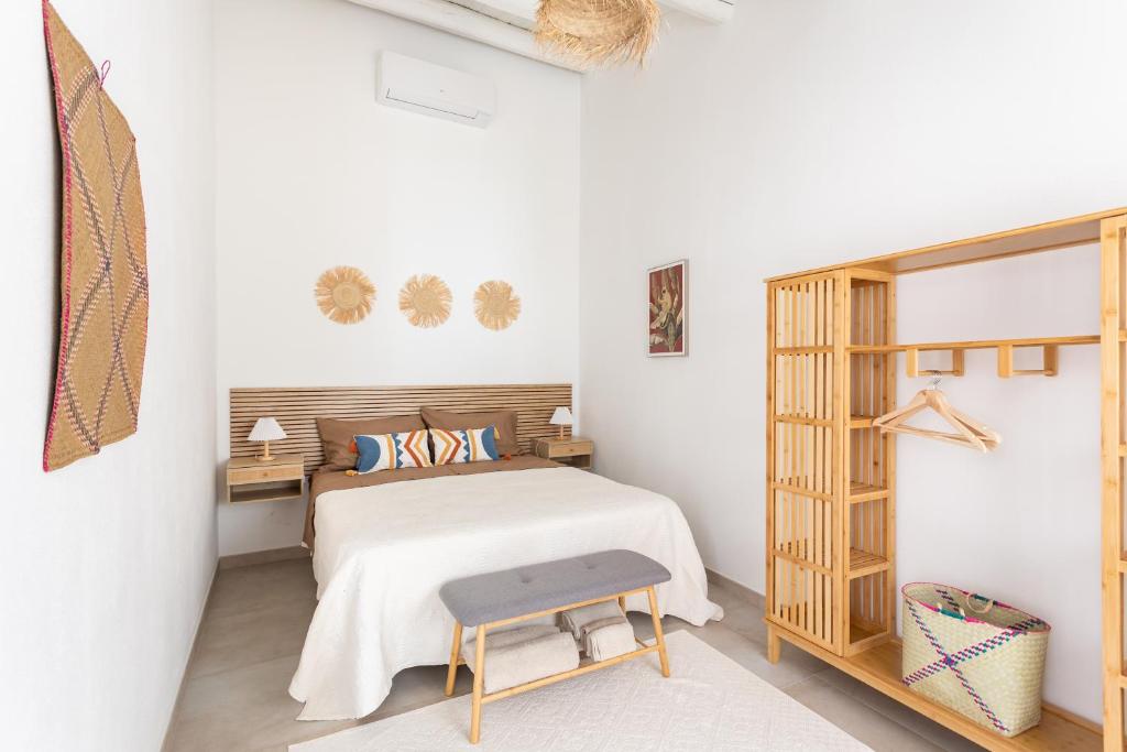Un dormitorio con una cama y un armario de madera. en La Selva - Marlù House -, en Cabras