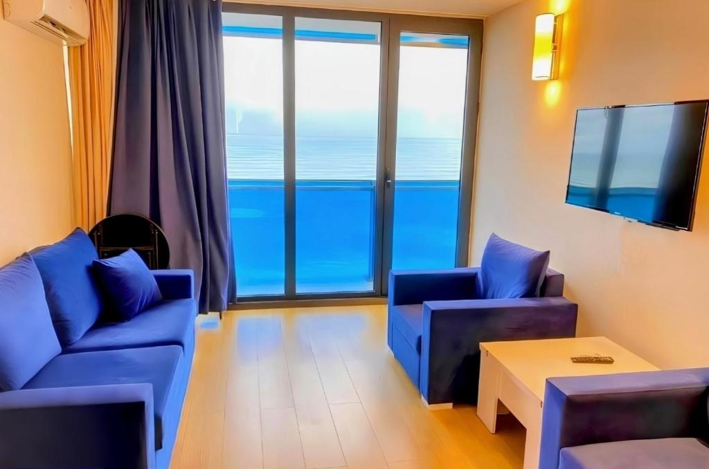 TV a/nebo společenská místnost v ubytování ORBI CITY BLACK SEA VIEW BEACHFRONT KING APARTHOTEL BATUMi
