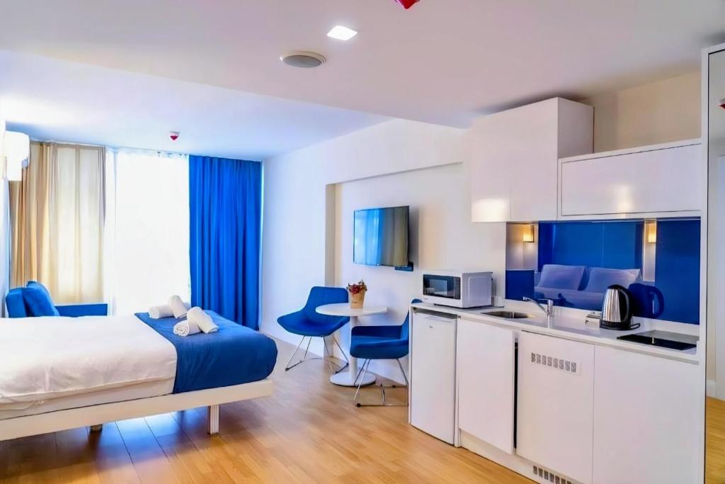 Kuchyň nebo kuchyňský kout v ubytování ORBI CITY BLACK SEA VIEW BEACHFRONT KING APARTHOTEL BATUMi