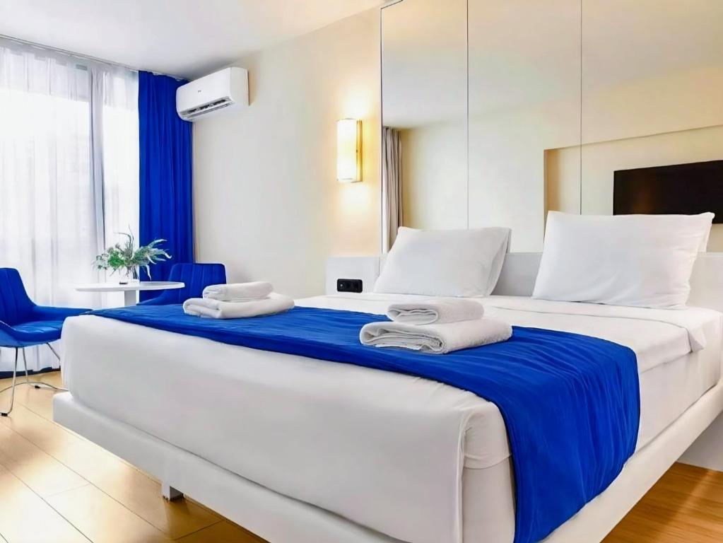 Postel nebo postele na pokoji v ubytování ORBI CITY BLACK SEA VIEW BEACHFRONT KING APARTHOTEL BATUMi