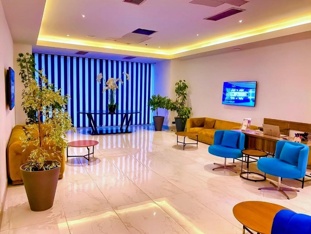 TV a/nebo společenská místnost v ubytování ORBI CITY BLACK SEA VIEW BEACHFRONT KING APARTHOTEL BATUMi
