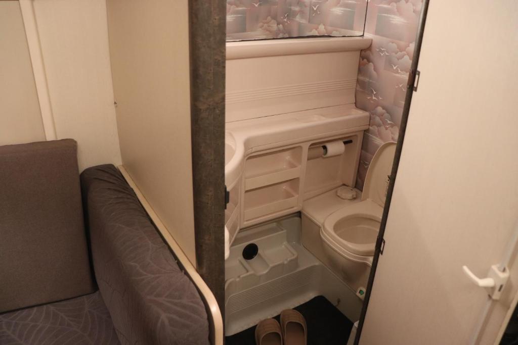 Vannituba majutusasutuses Full Service Caravan