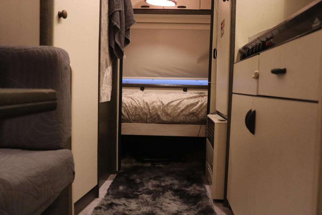 Voodi või voodid majutusasutuse Full Service Caravan toas